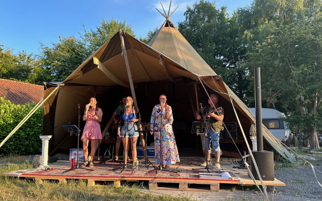 The Straw Family gibt Konzerte